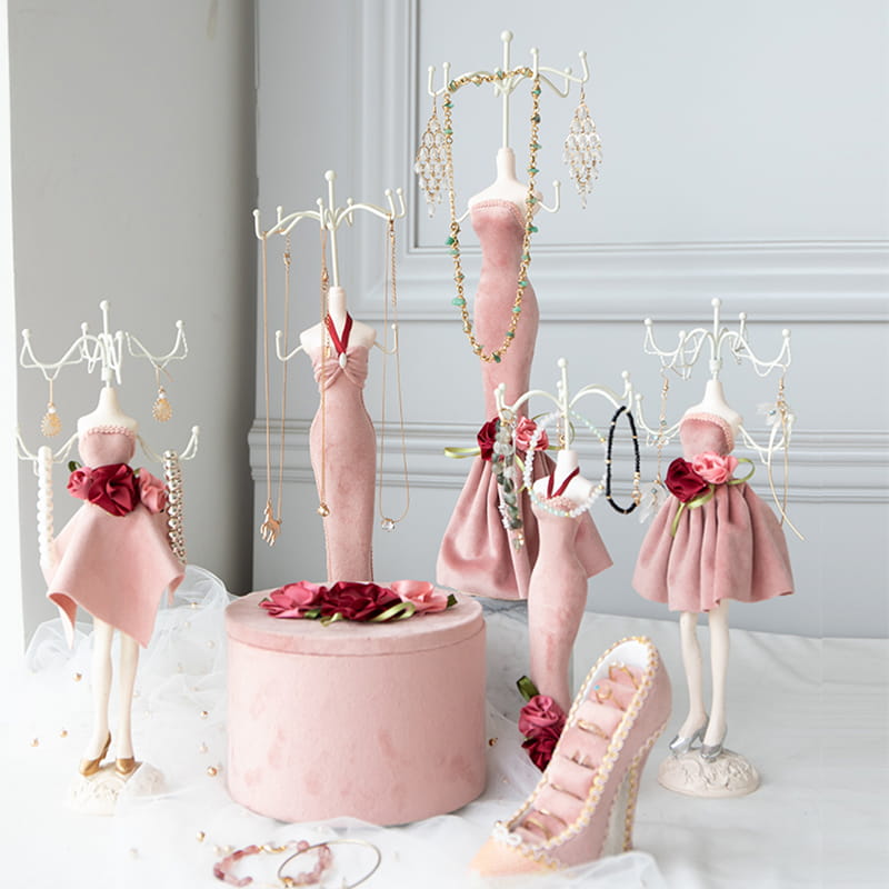 ست پایه نمایش جواهرات سری صورتی مد شامل عروسک جواهرات رزینی، جعبه جواهرات باکس فلانل، حلقه انگشتر پاشنه بلند