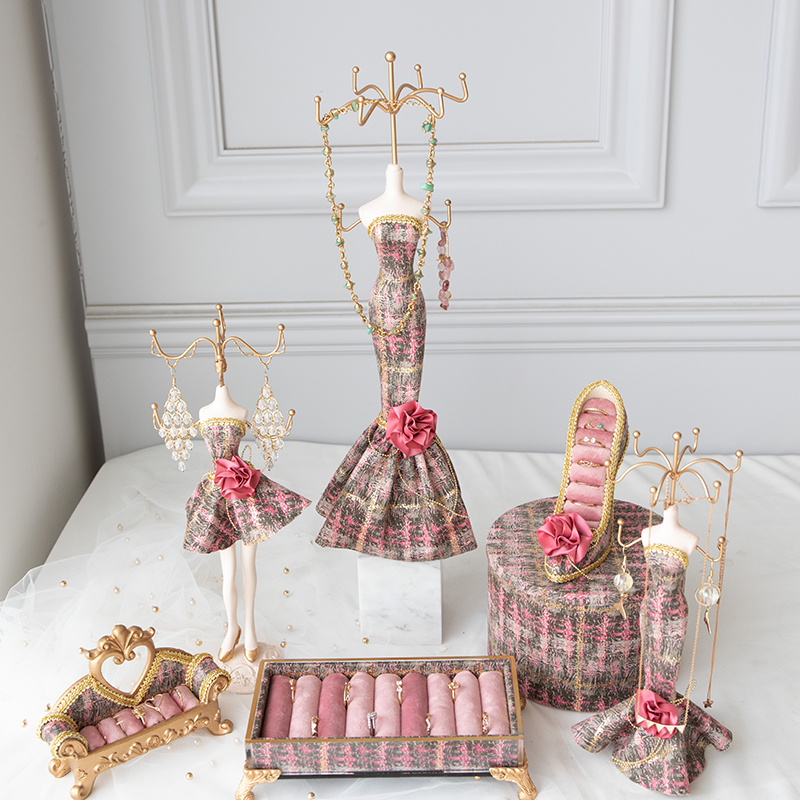 ست ست جواهرات مدل لباس فرم مانکن پاشنه بلند به شکل کفش