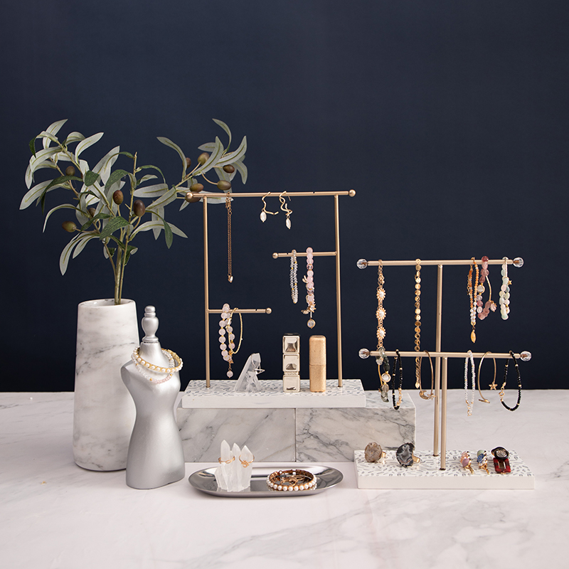 قفسه نگهداری جواهرات با پایه